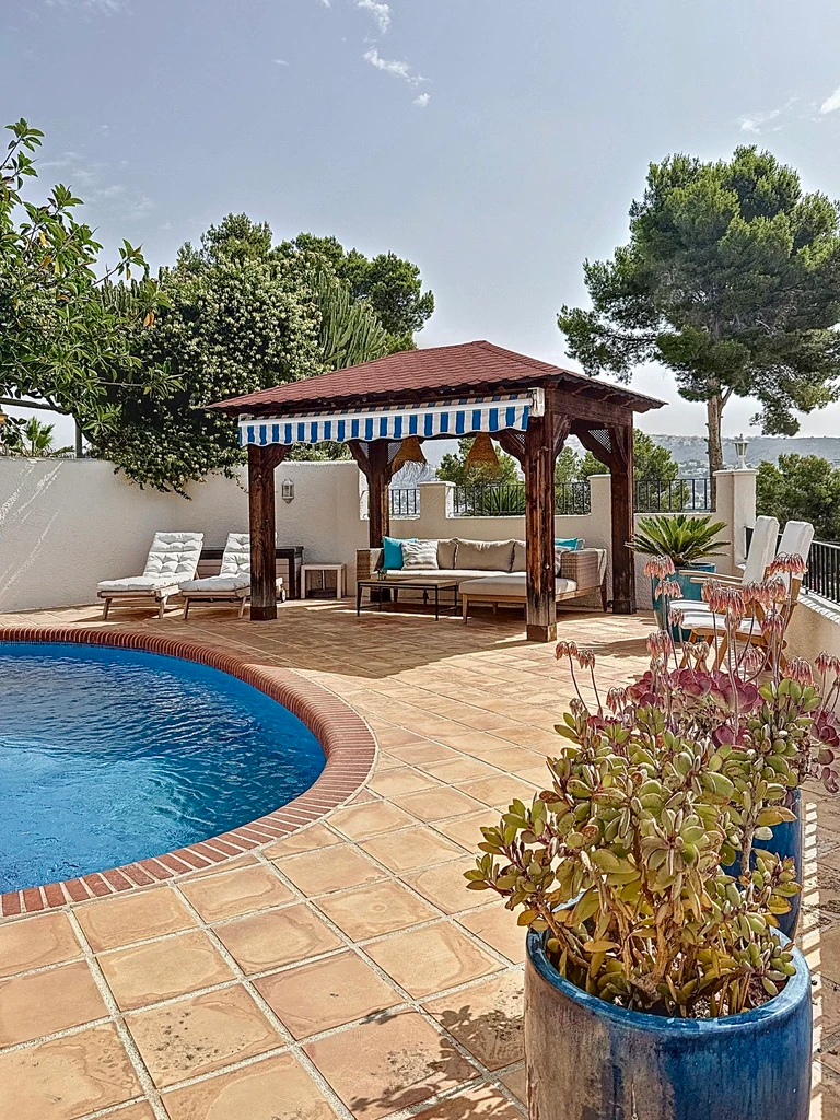 Encantadora villa de 3 habitaciones en Moraira con vistas al mar.