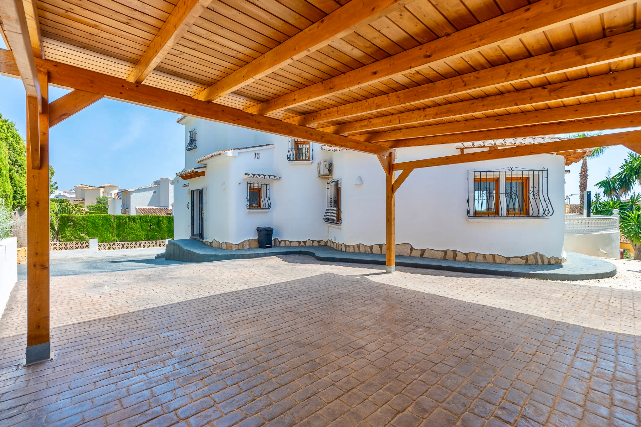 Exclusiva, moderna y completamente renovada villa con vistas panorámicas al mar en venta en Moraira – ubicación privilegiada cercana al centro y la playa.