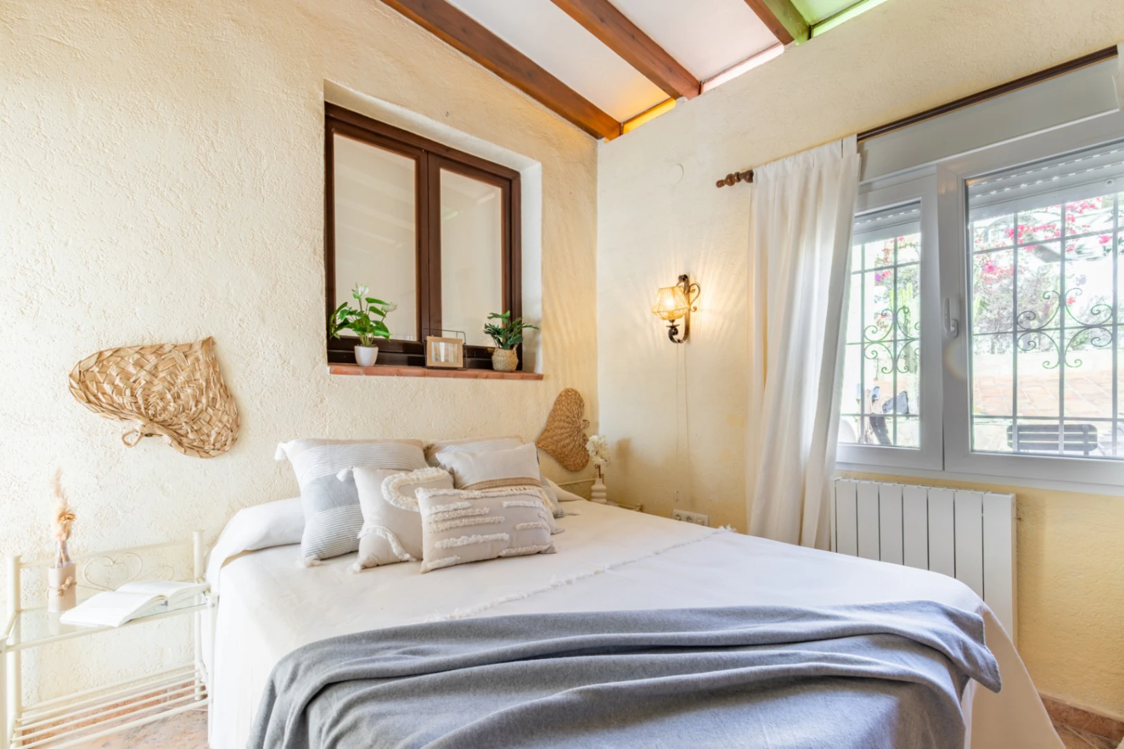 Oportunidad en Moraira: Villa Mediterránea con Apartamento de Invitados, Gran Piscina y Privacidad Total