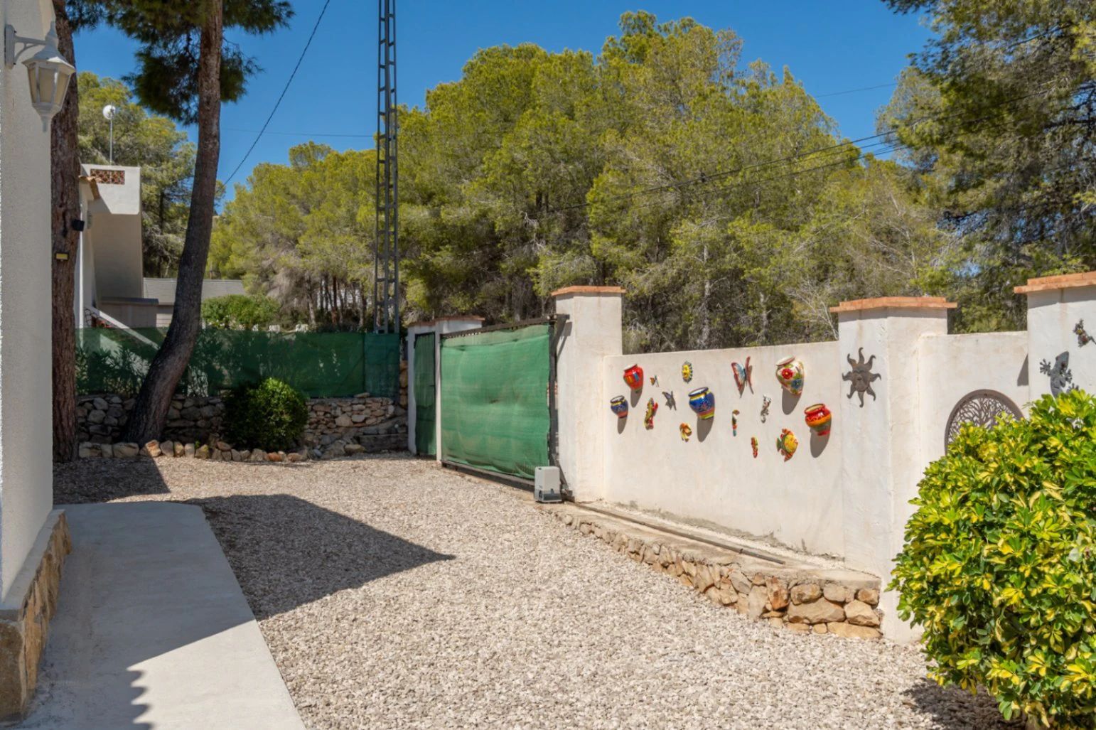 Encantadora villa con piscina privada en una parcela plana, con vistas al mar y un espacio exterior perfecto para disfrutar del estilo de vida español.