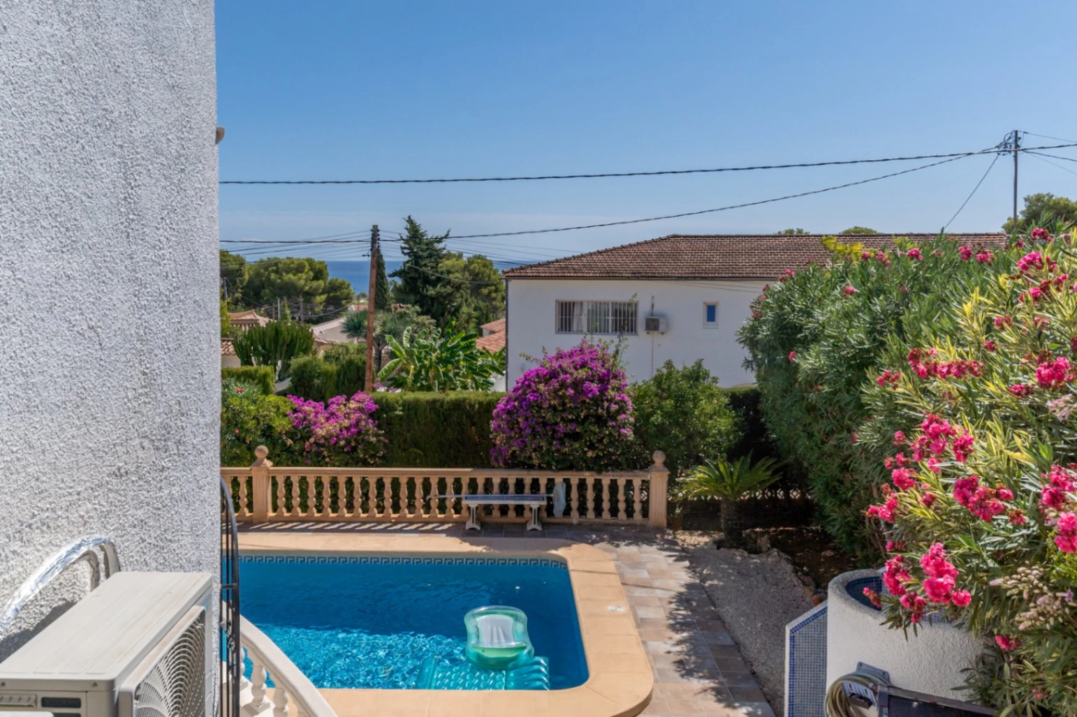 Encantadora villa con piscina privada en una parcela plana, con vistas al mar y un espacio exterior perfecto para disfrutar del estilo de vida español.