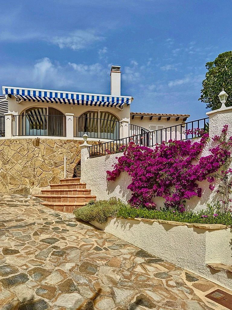 Encantadora villa de 3 habitaciones en Moraira con vistas al mar.