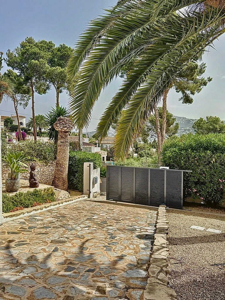 Encantadora villa de 3 habitaciones en Moraira con vistas al mar.