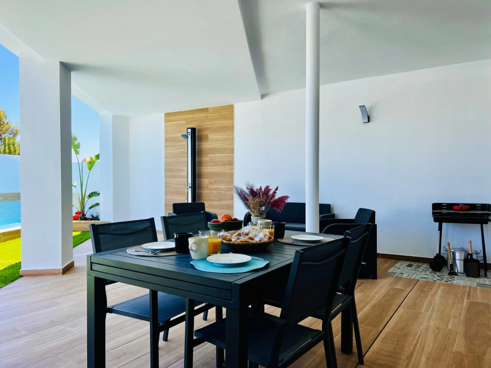 VILLA DE LUJO CON VISTAS AL MAR Y 2 APARTAMENTOS SEPARADOS – IDEAL COMO INVERSION DE ALQUILER EN MORAIRA