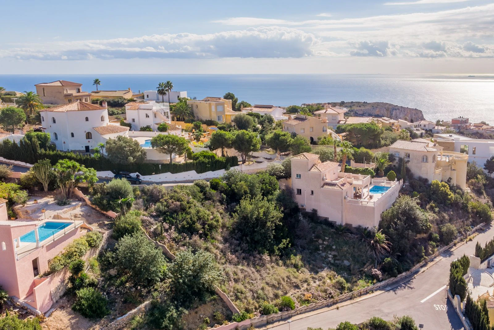 Proyecto de obra nueva de villa moderna con vistas al mar y a la montaña en Cumbre del Sol
