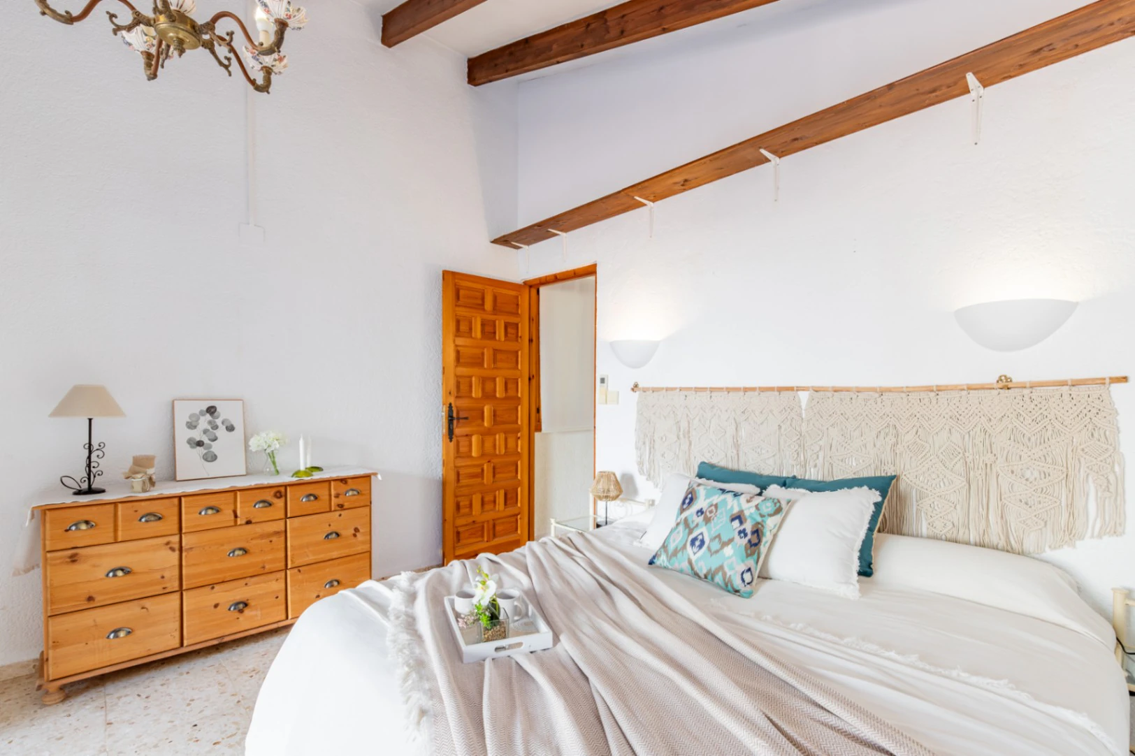 Oportunidad en Moraira: Villa Mediterránea con Apartamento de Invitados, Gran Piscina y Privacidad Total