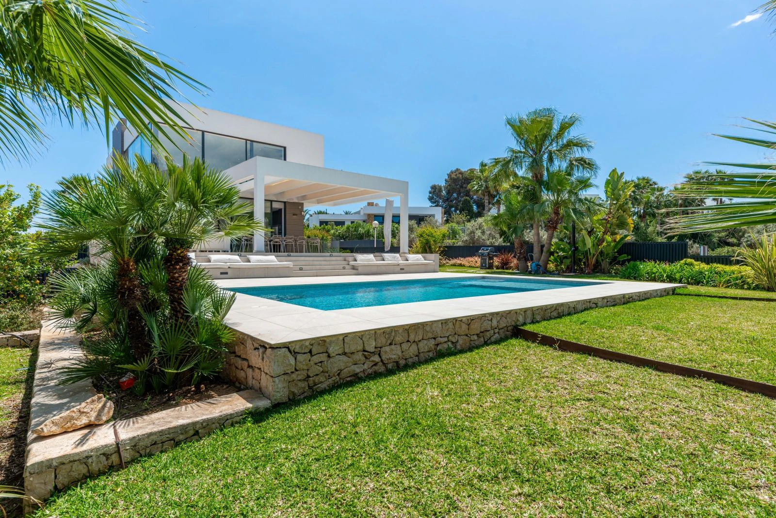 Villa de lujo con 5 dormitorios, espacioso garaje, y a 1.2 km de la playa del Arenal