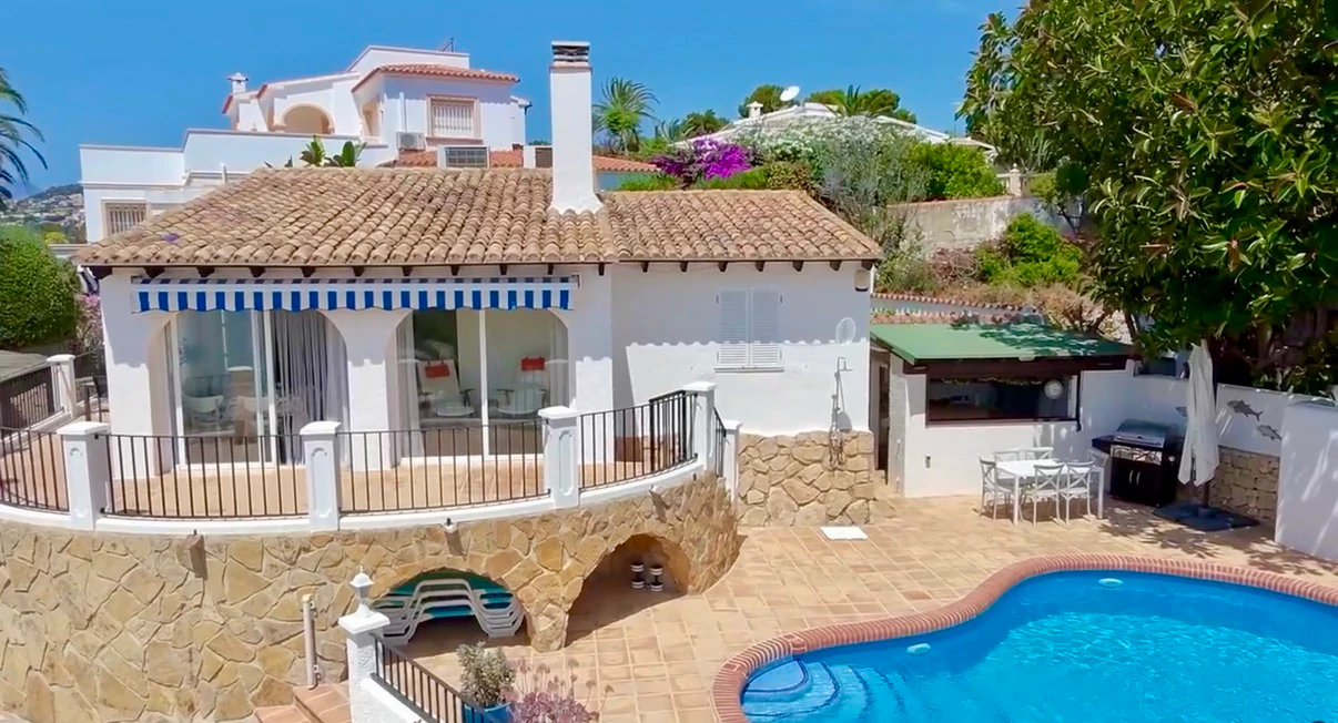 Encantadora villa de 3 habitaciones en Moraira con vistas al mar.