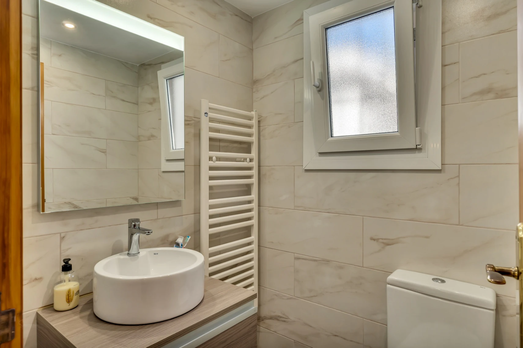 Encantadora villa con piscina privada en una parcela plana, con vistas al mar y un espacio exterior perfecto para disfrutar del estilo de vida español.