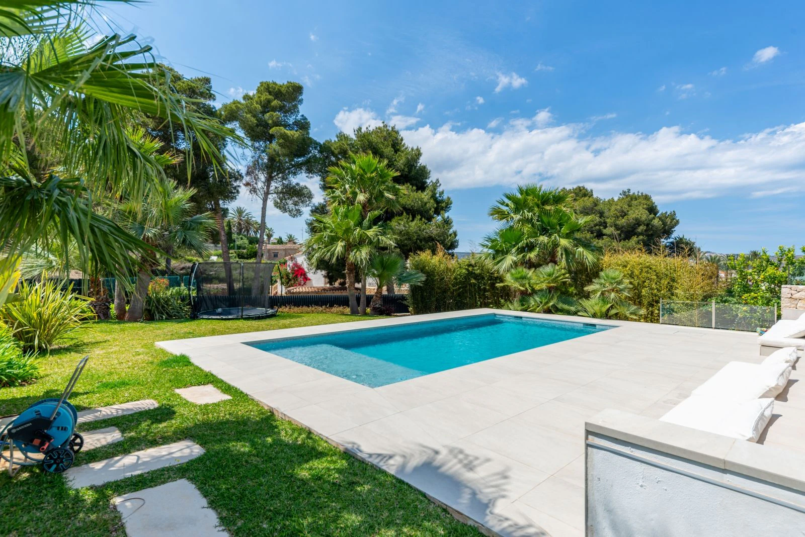 Villa de lujo con 5 dormitorios, espacioso garaje, y a 1.2 km de la playa del Arenal