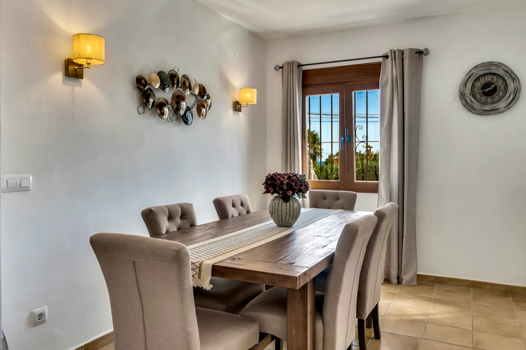 Encantadora villa con piscina privada en una parcela plana, con vistas al mar y un espacio exterior perfecto para disfrutar del estilo de vida español.