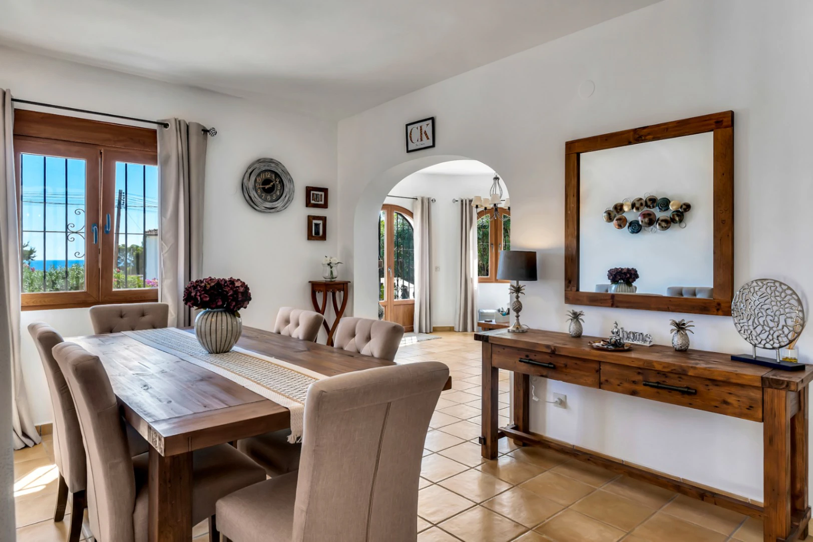 Encantadora villa con piscina privada en una parcela plana, con vistas al mar y un espacio exterior perfecto para disfrutar del estilo de vida español.