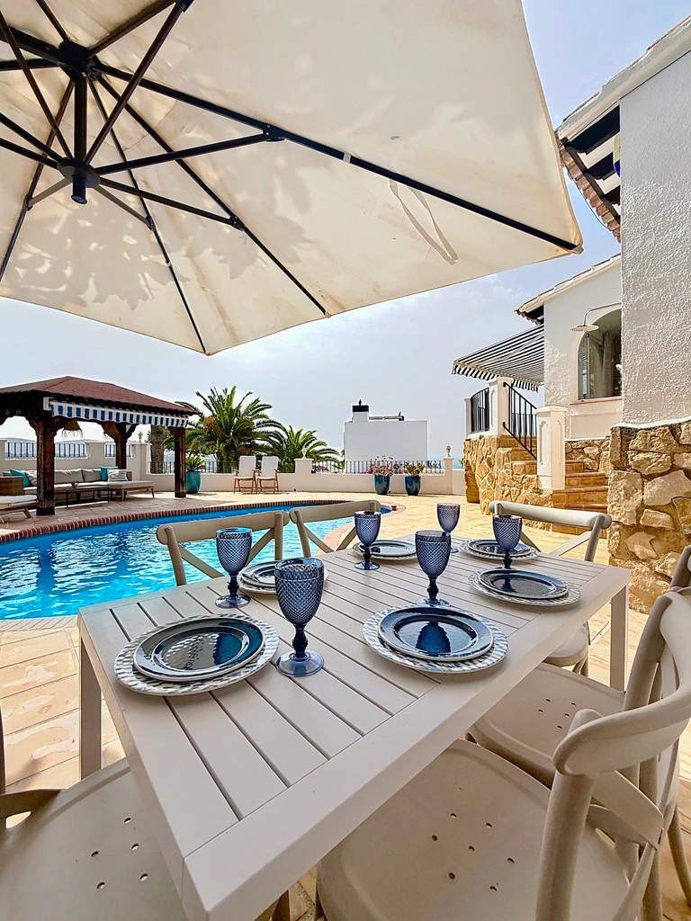 Encantadora villa de 3 habitaciones en Moraira con vistas al mar.