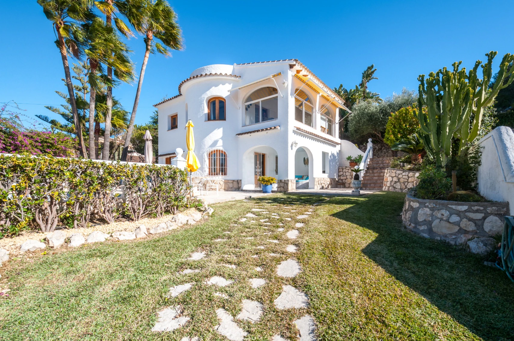 Villa mediterránea orientada al suroeste en Benissa cerca del campo de golf San Jaime.