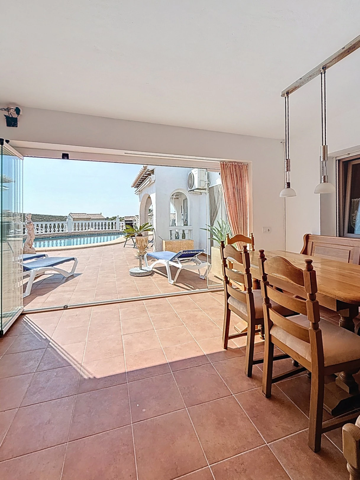 Villa de 3 dormitorios y 3 baños con vista al mar, con vistas al parque natural en Cumbre del Sol.