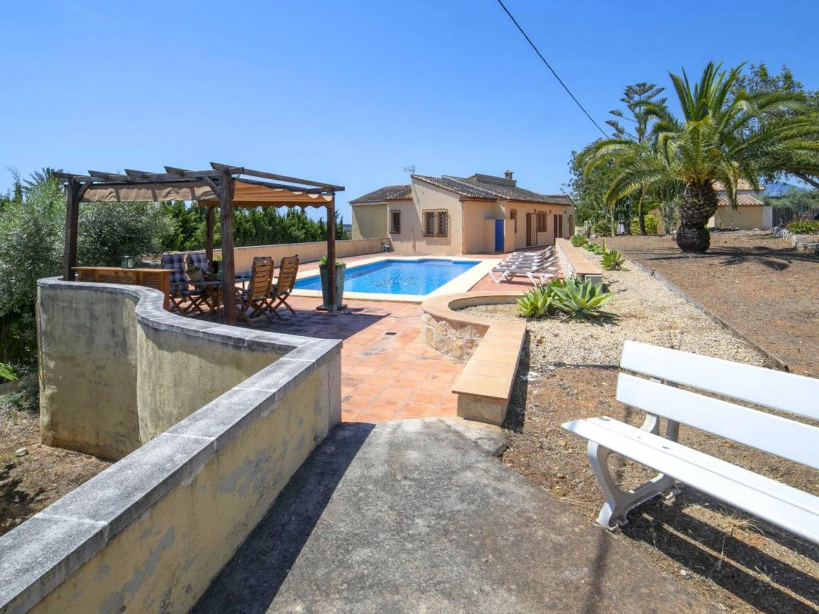 Chalet en venta de 4 dormitorios y piscina en Benissa, Alicante