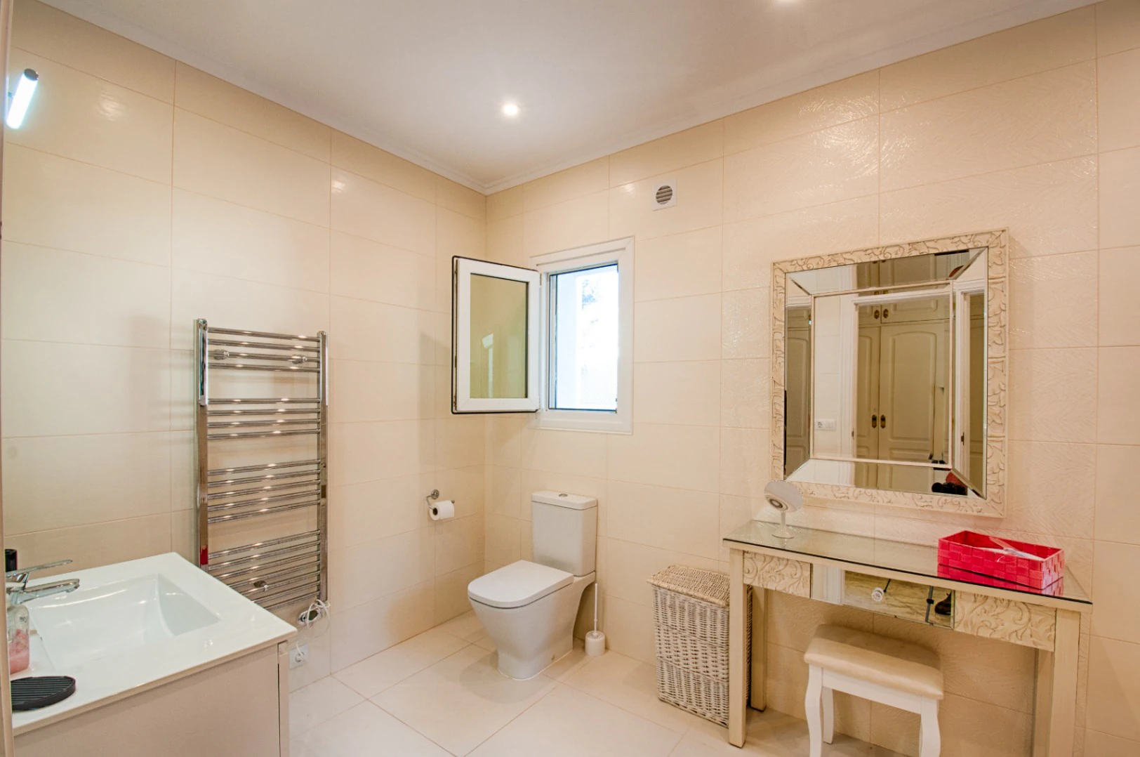 Gran villa elegante con vistas al mar en venta en Moraira