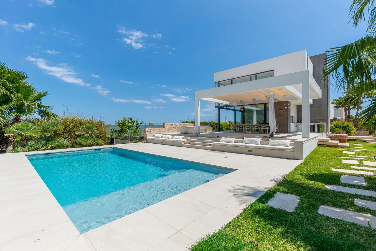 Villa de lujo con 5 dormitorios, espacioso garaje, y a 1.2 km de la playa del Arenal