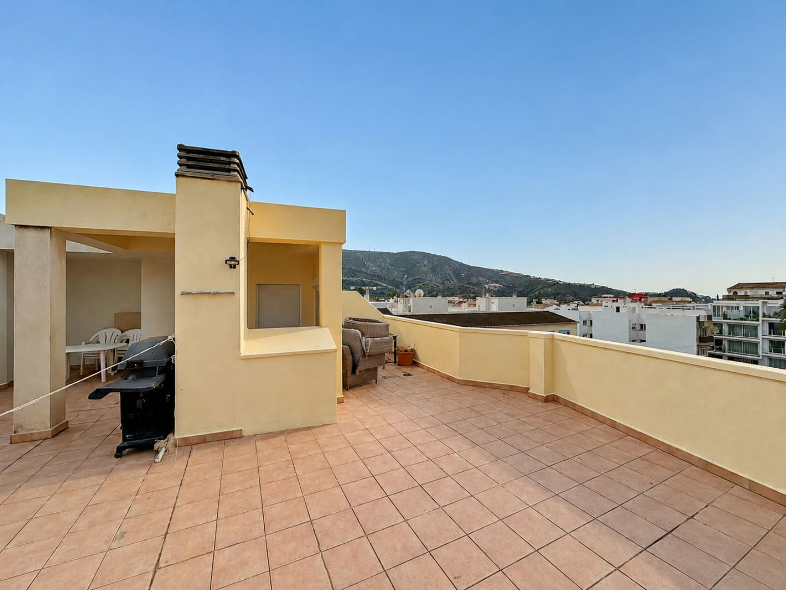 Apartamento con gran terraza en la azotea, garaje y trastero