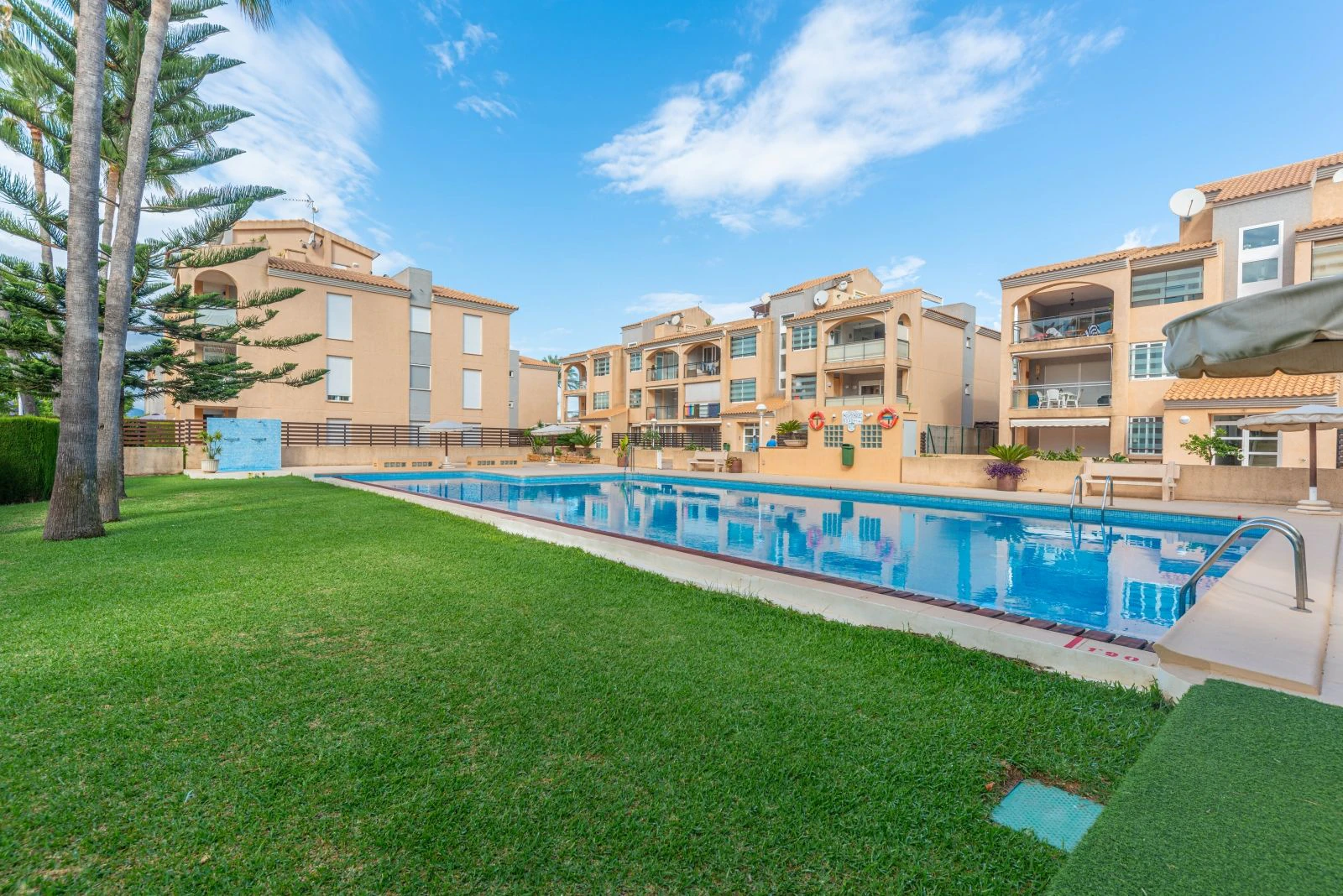 Exclusivo ático con gran terraza privada cerca de la playa y servicios en Jávea