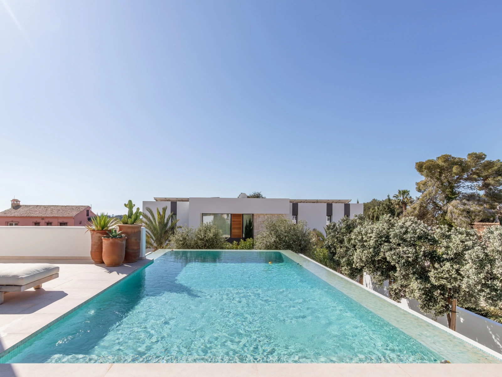 Exclusiva Villa de Lujo Estilo Ibiza a Solo 1 km del Mar en Moraira