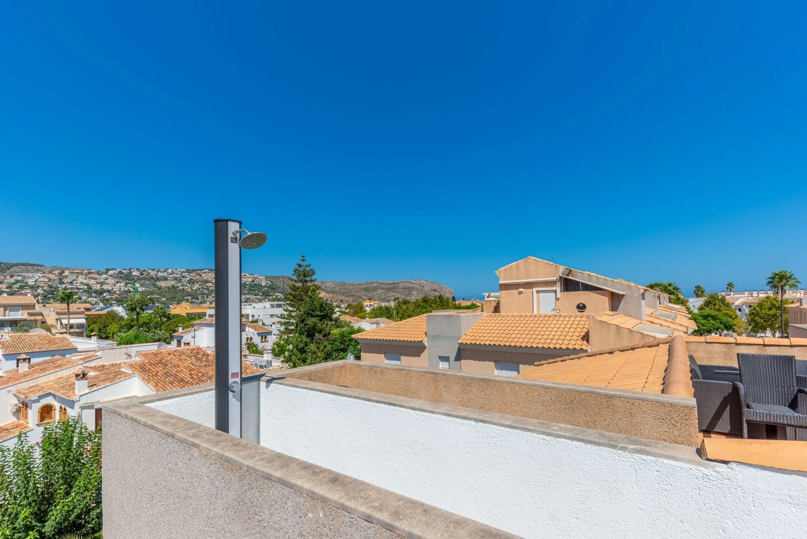 Exclusivo ático con gran terraza privada cerca de la playa y servicios en Jávea