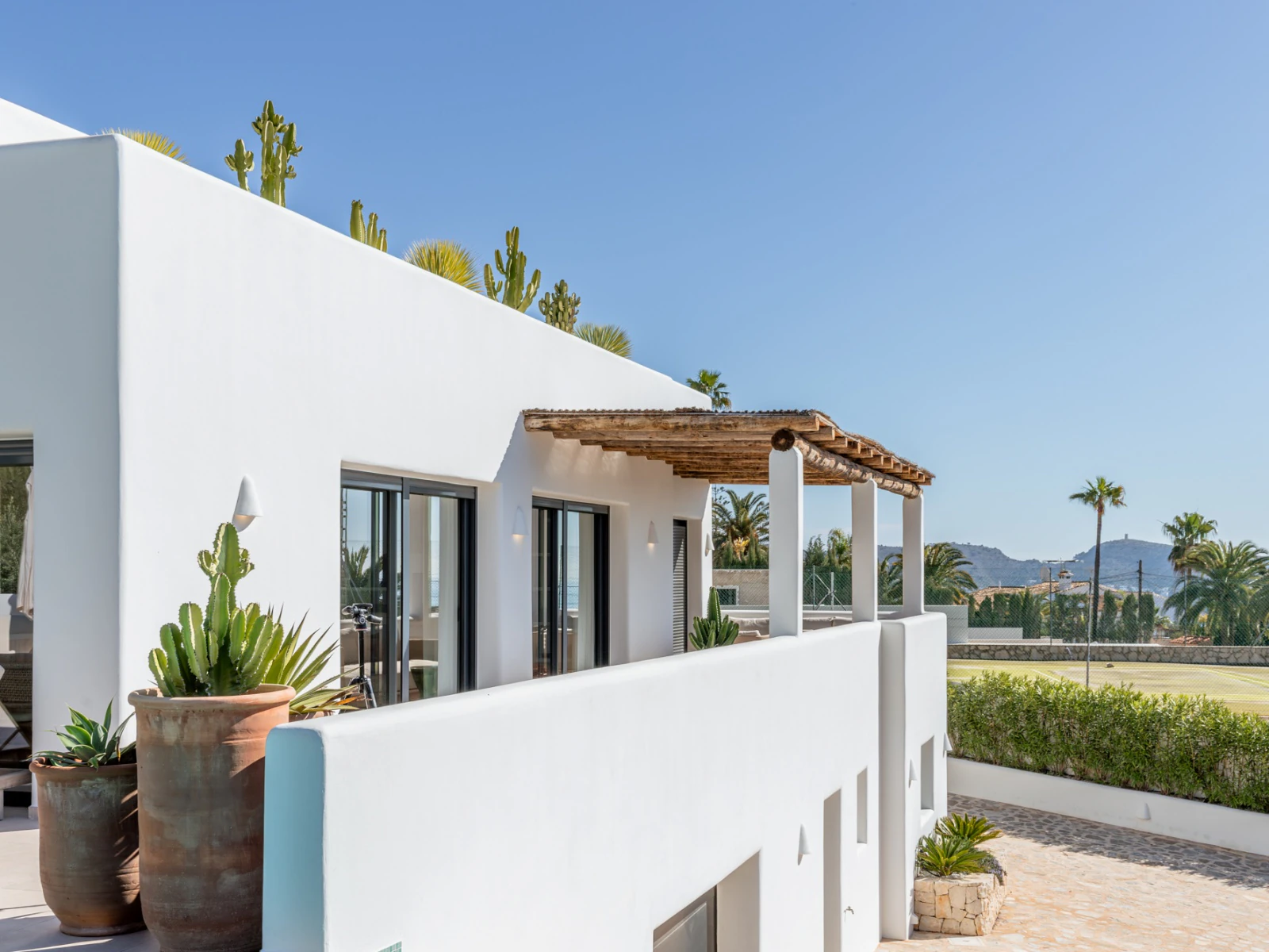 Exclusiva Villa de Lujo Estilo Ibiza a Solo 1 km del Mar en Moraira