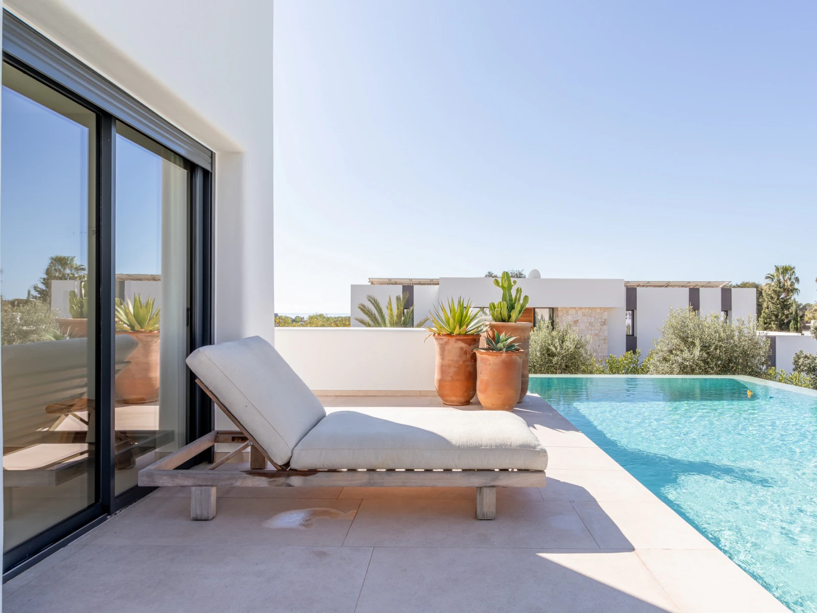 Exclusiva Villa de Lujo Estilo Ibiza a Solo 1 km del Mar en Moraira