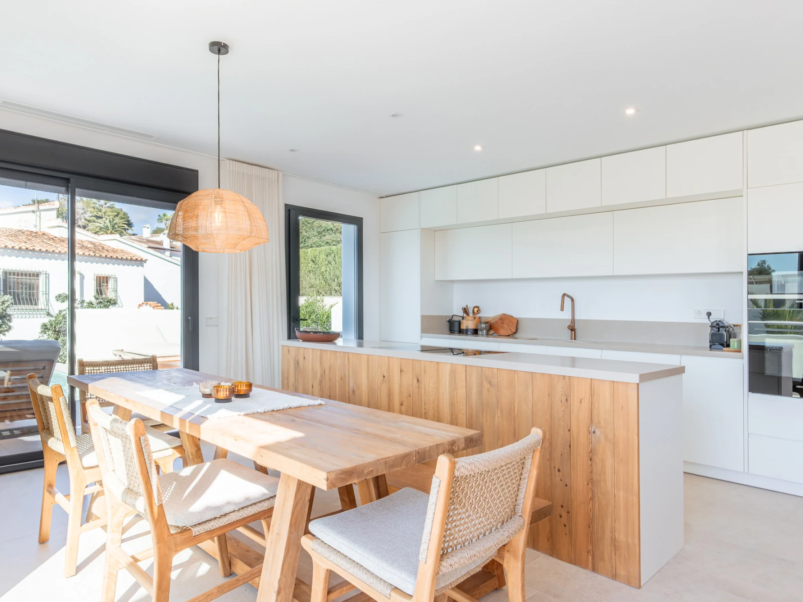 Exclusiva Villa de Lujo Estilo Ibiza a Solo 1 km del Mar en Moraira