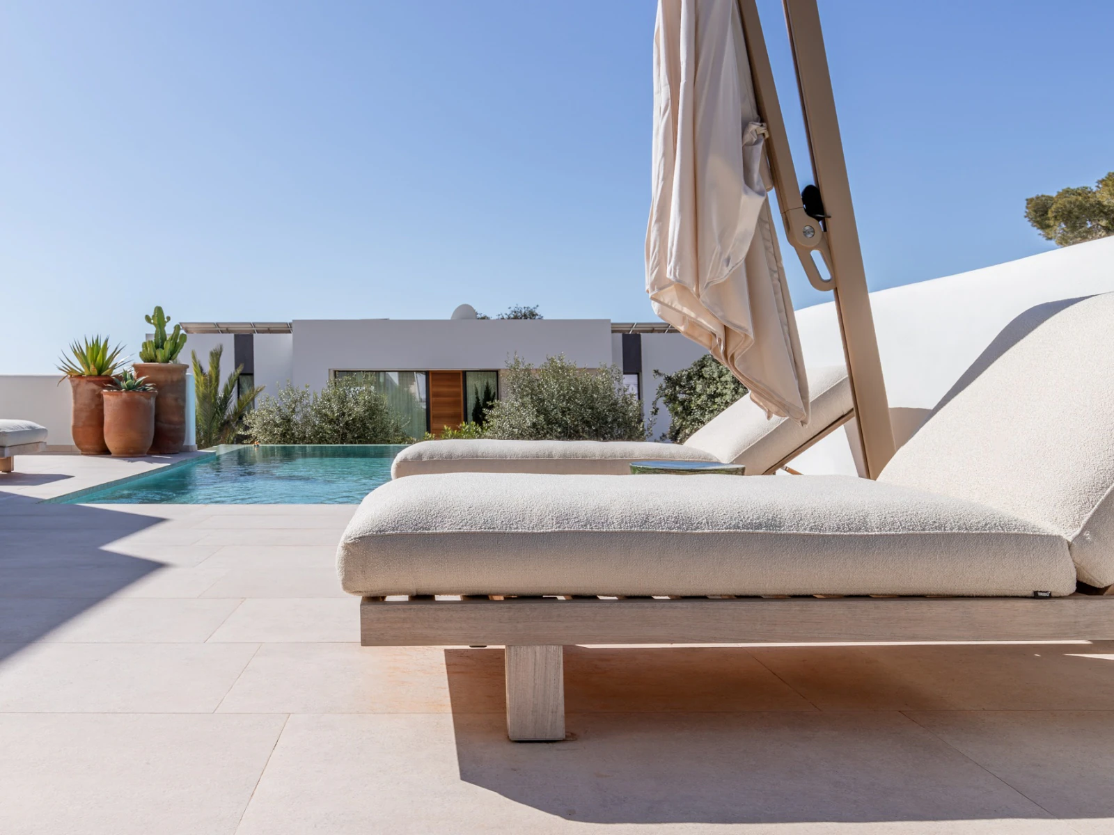 Exclusiva Villa de Lujo Estilo Ibiza a Solo 1 km del Mar en Moraira