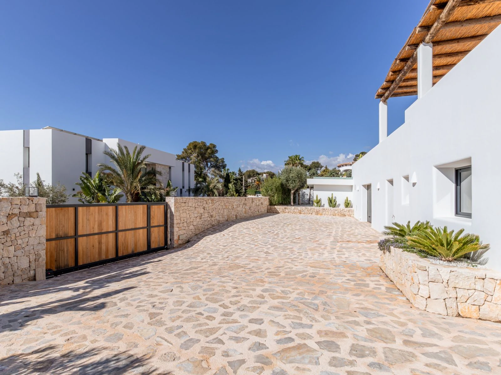 Exclusiva Villa de Lujo Estilo Ibiza a Solo 1 km del Mar en Moraira
