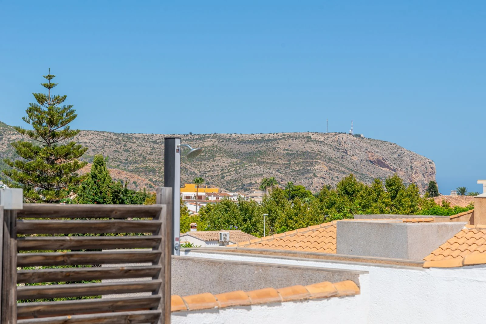 Exclusivo ático con gran terraza privada cerca de la playa y servicios en Jávea