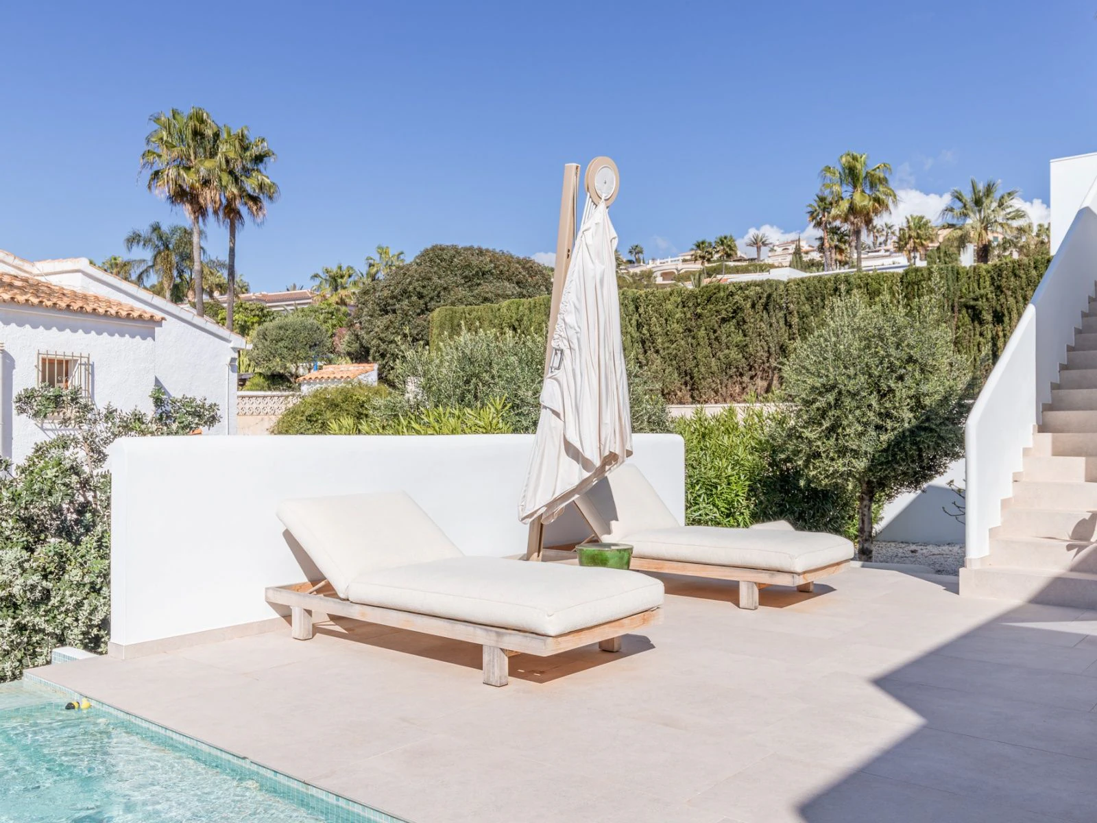 Exclusiva Villa de Lujo Estilo Ibiza a Solo 1 km del Mar en Moraira