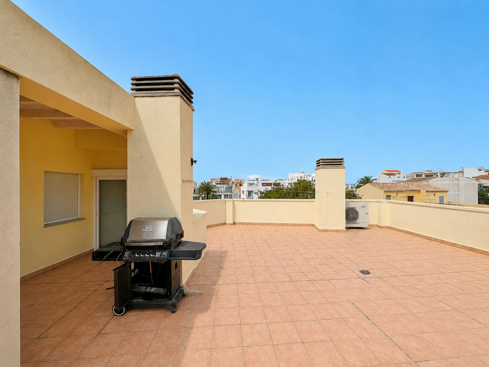 Apartamento con gran terraza en la azotea, garaje y trastero