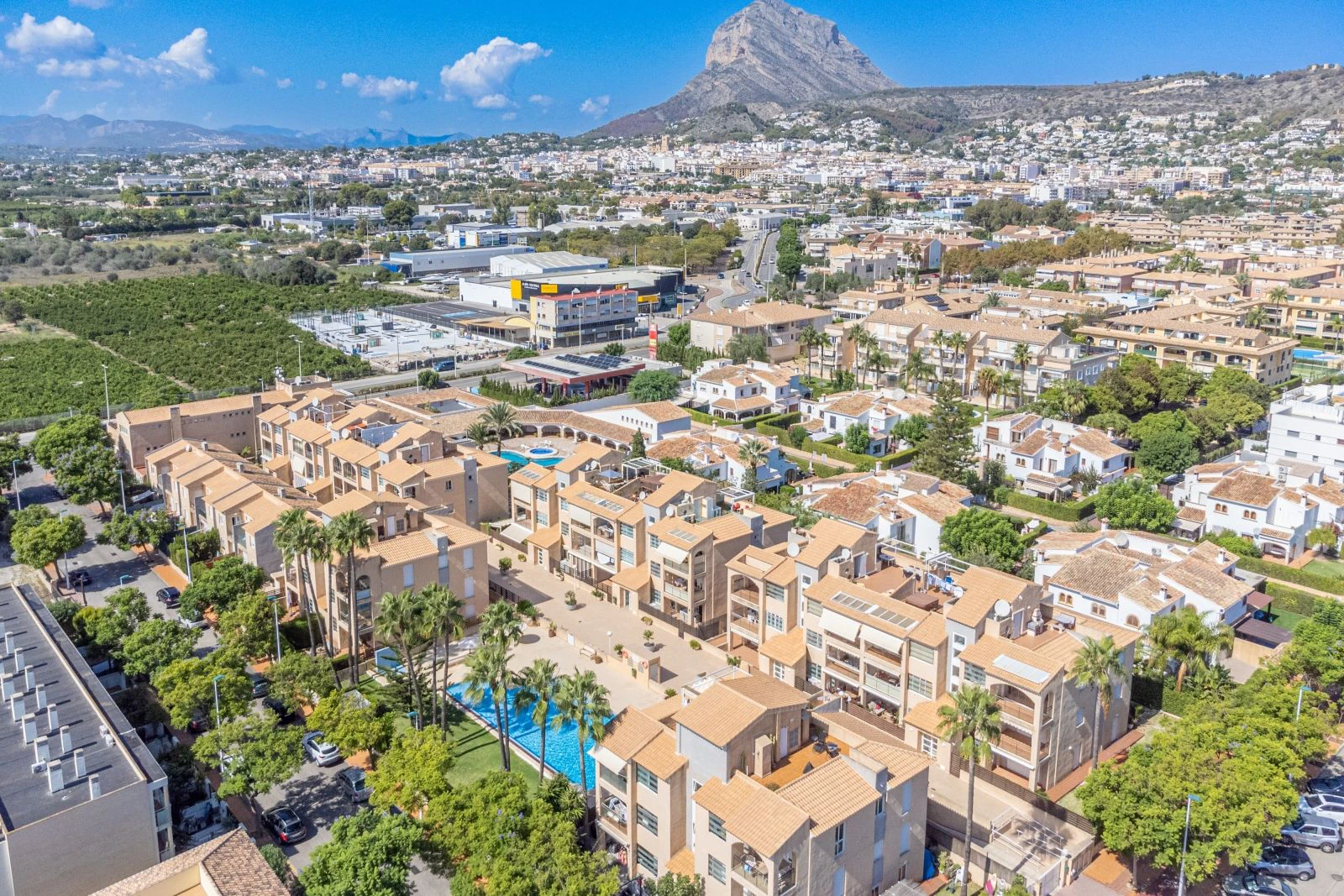 Exclusivo ático con gran terraza privada cerca de la playa y servicios en Jávea
