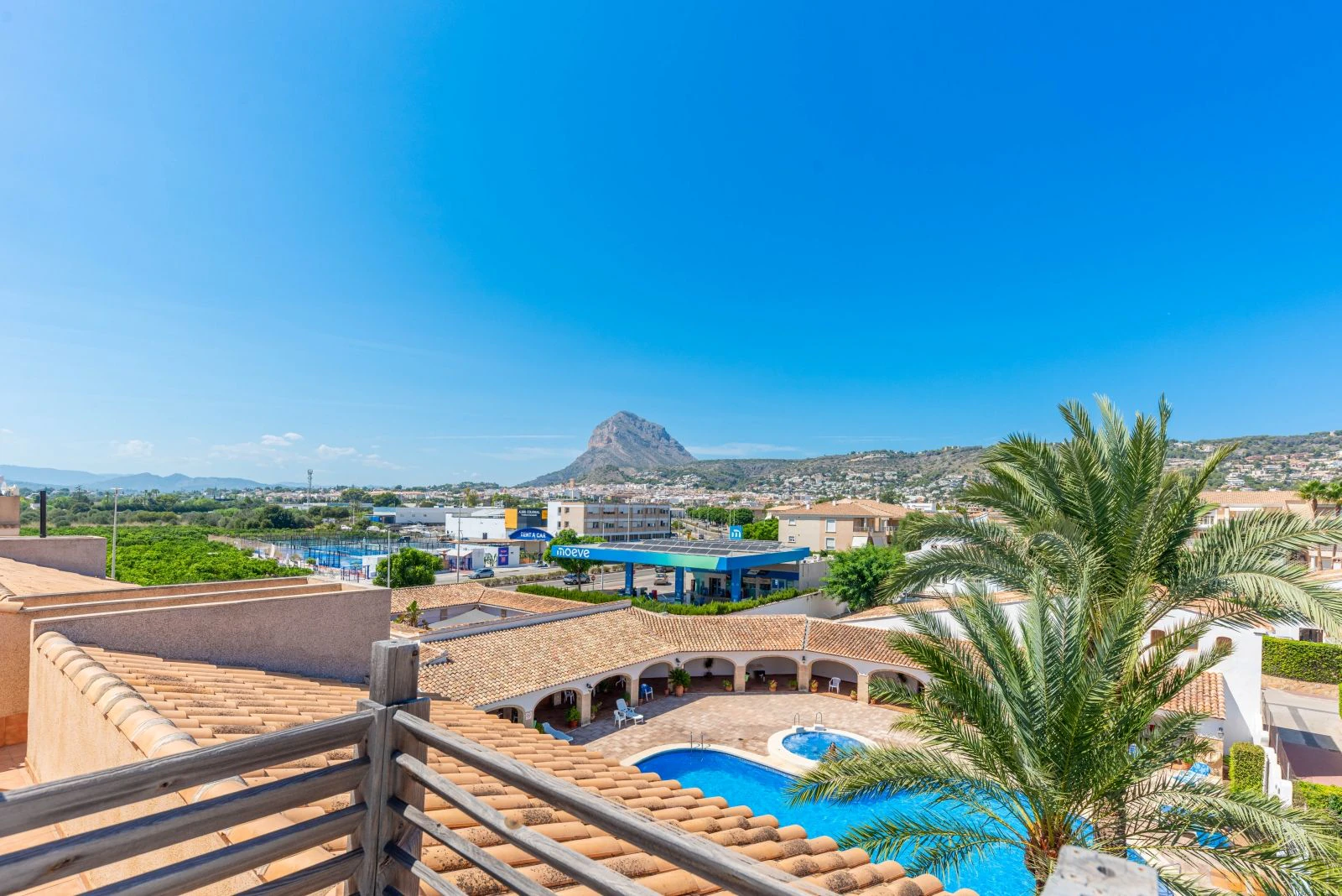 Exclusivo ático con gran terraza privada cerca de la playa y servicios en Jávea