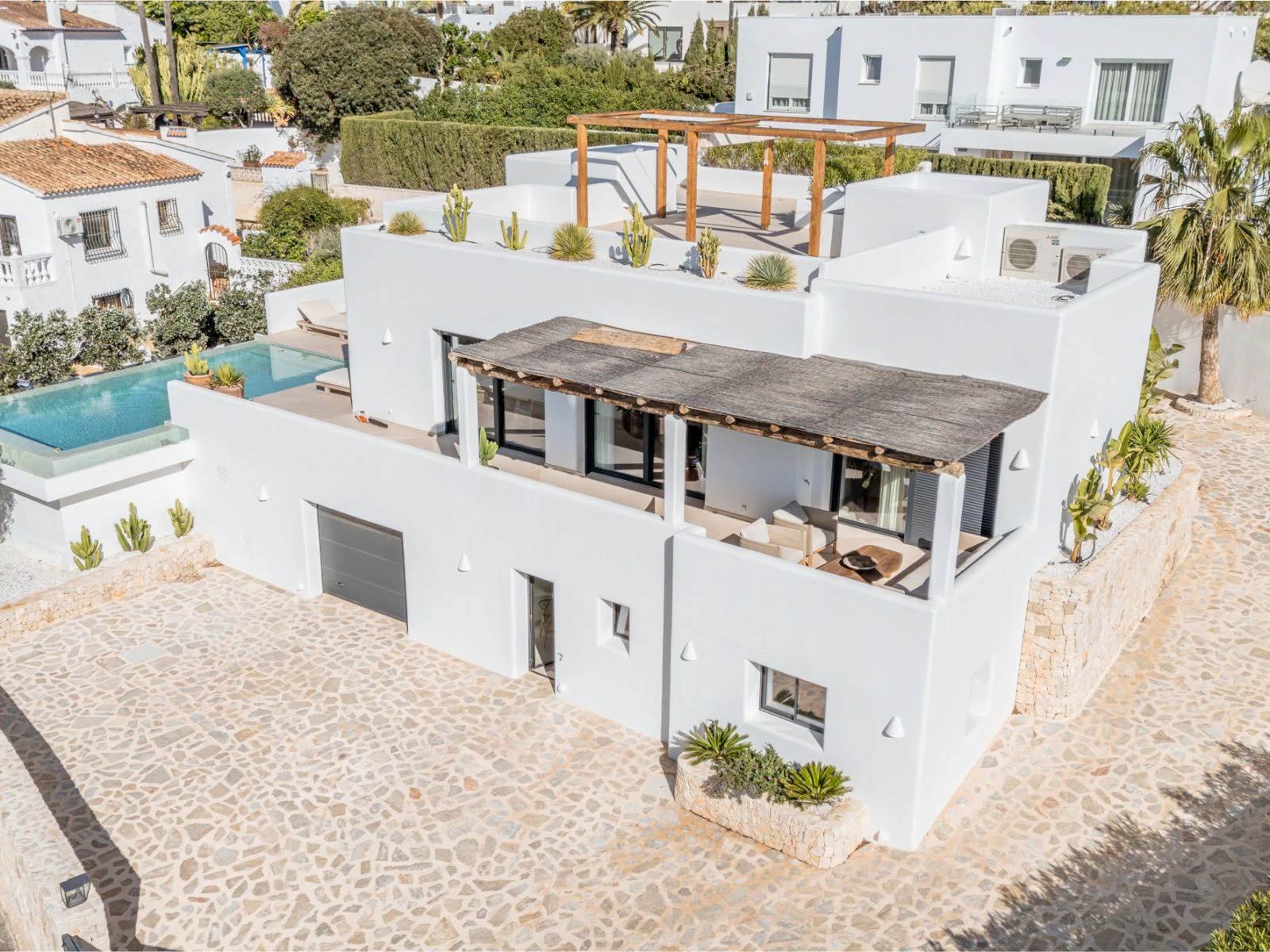 Exclusiva Villa de Lujo Estilo Ibiza a Solo 1 km del Mar en Moraira