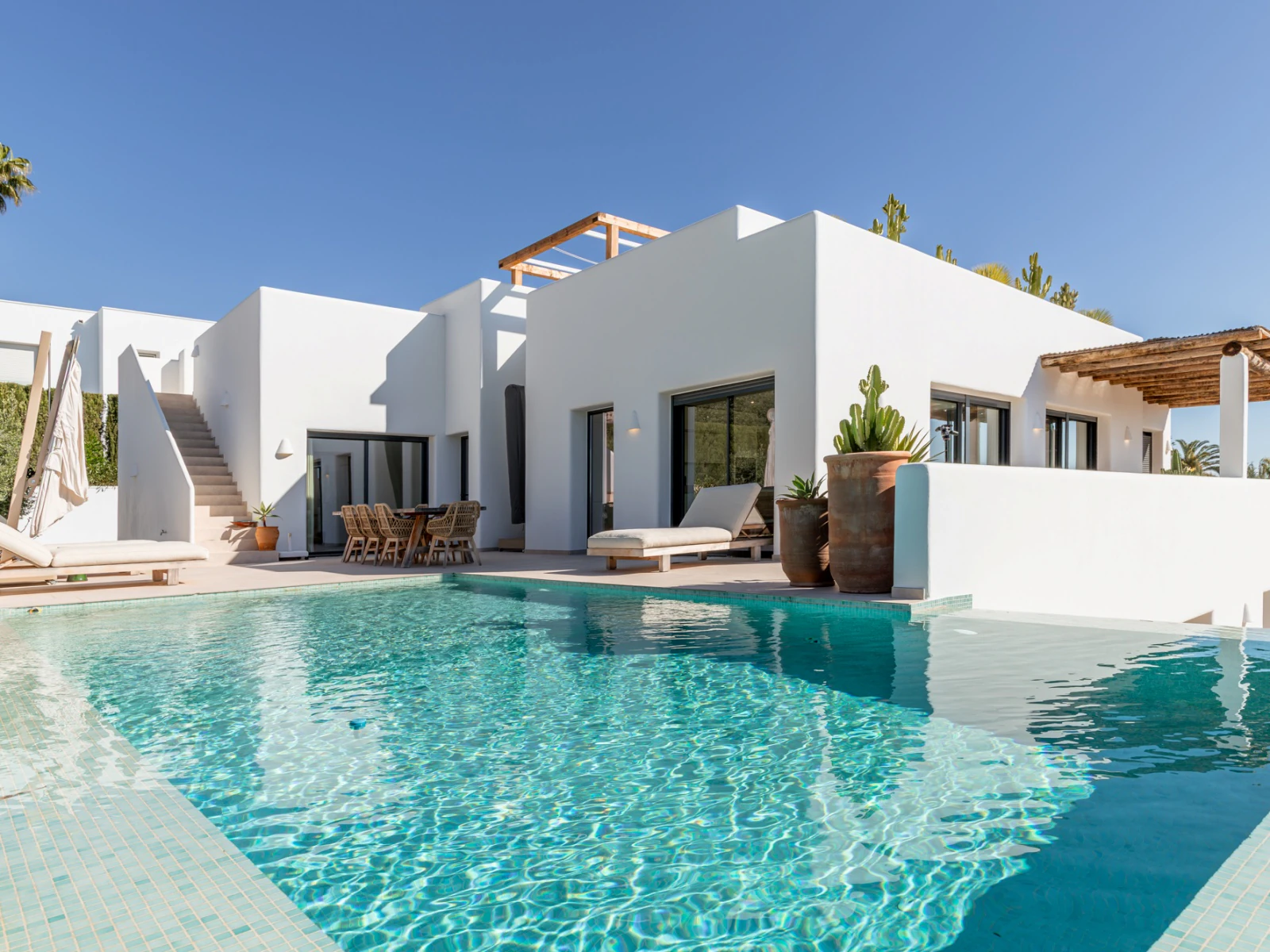 Exclusiva Villa de Lujo Estilo Ibiza a Solo 1 km del Mar en Moraira