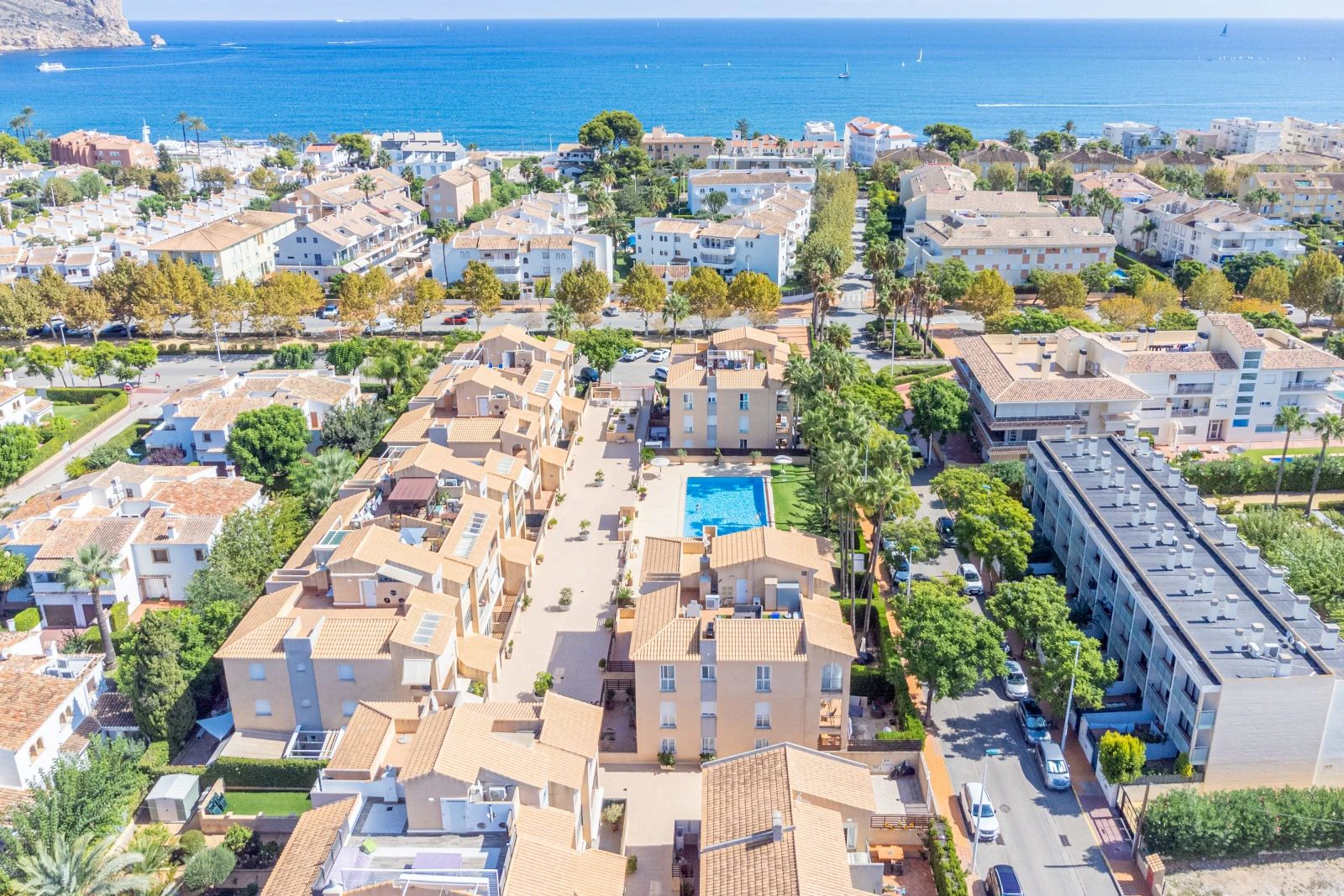 Exclusivo ático con gran terraza privada cerca de la playa y servicios en Jávea