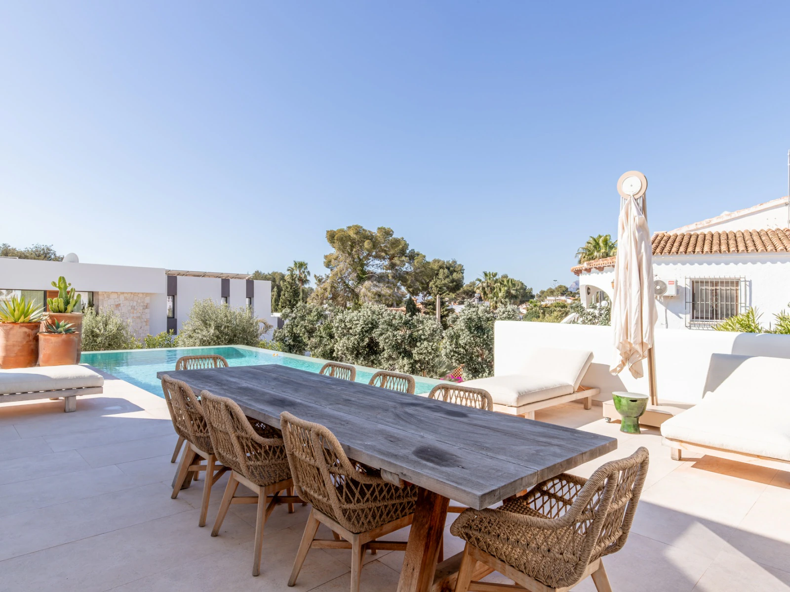 Exclusiva Villa de Lujo Estilo Ibiza a Solo 1 km del Mar en Moraira