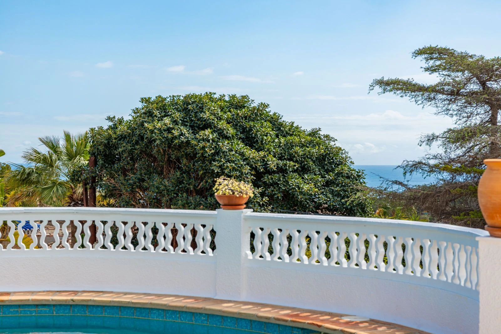 Villa con mucho potencial, privacidad, vistas abiertas y sol todo el día