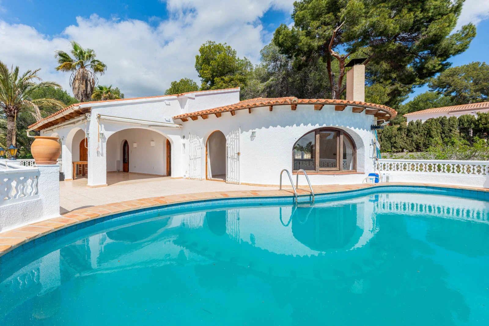 Villa con mucho potencial, privacidad, vistas abiertas y sol todo el día