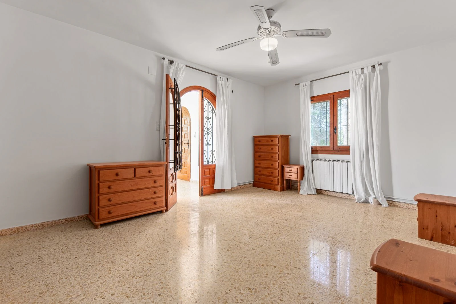 Villa con mucho potencial, privacidad, vistas abiertas y sol todo el día
