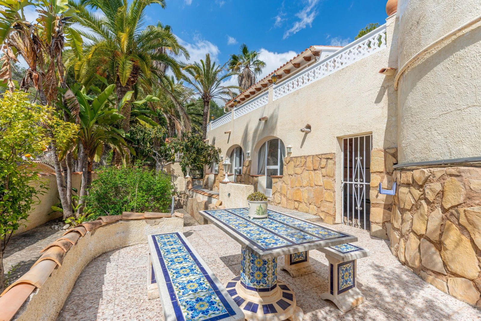 Villa con mucho potencial, privacidad, vistas abiertas y sol todo el día