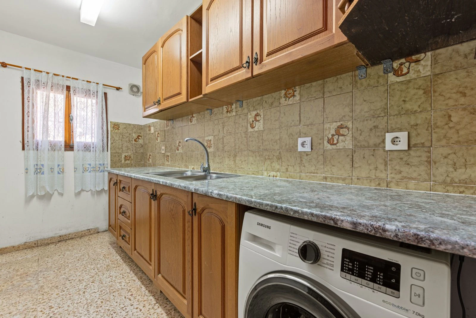 Villa con mucho potencial, privacidad, vistas abiertas y sol todo el día
