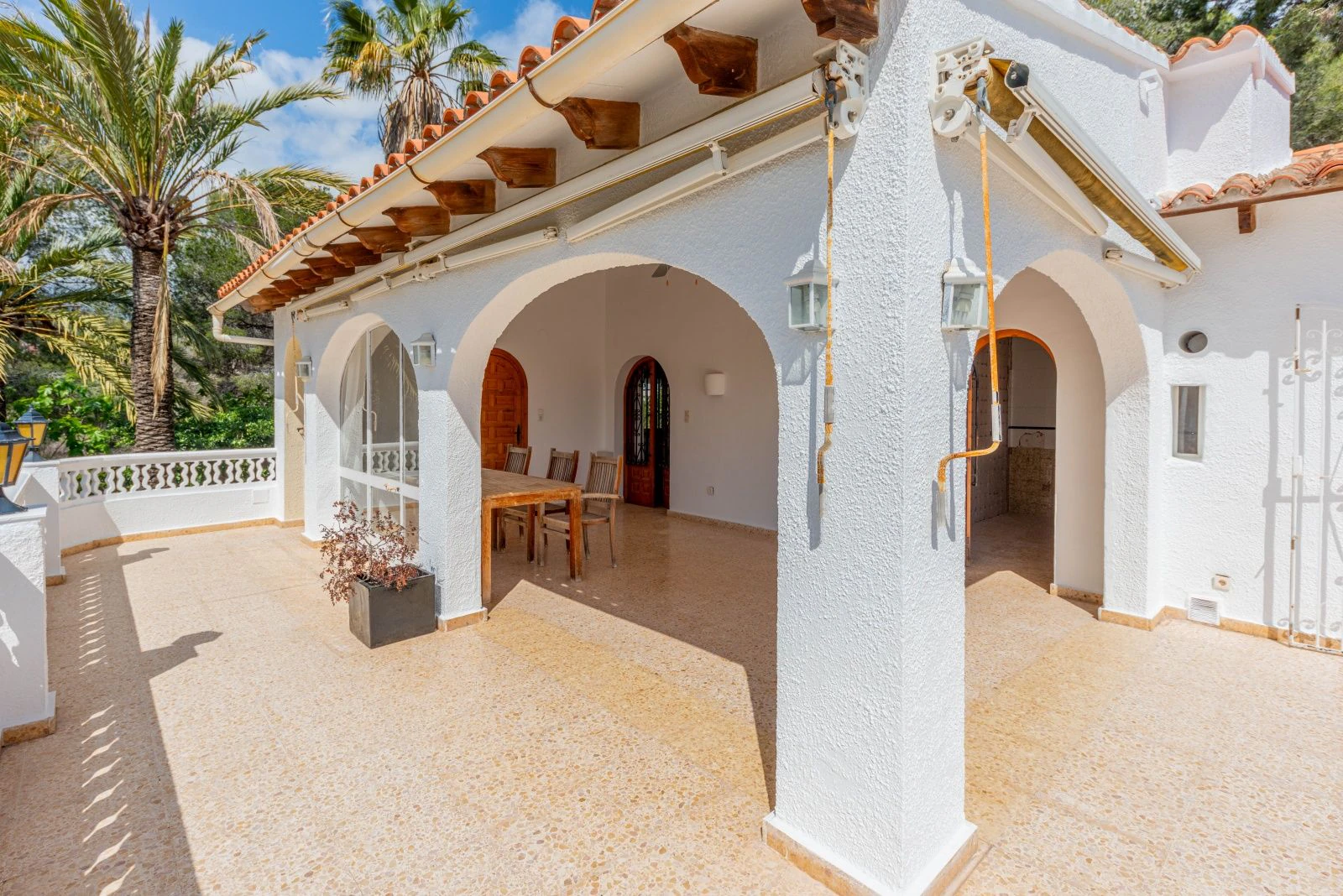 Villa con mucho potencial, privacidad, vistas abiertas y sol todo el día