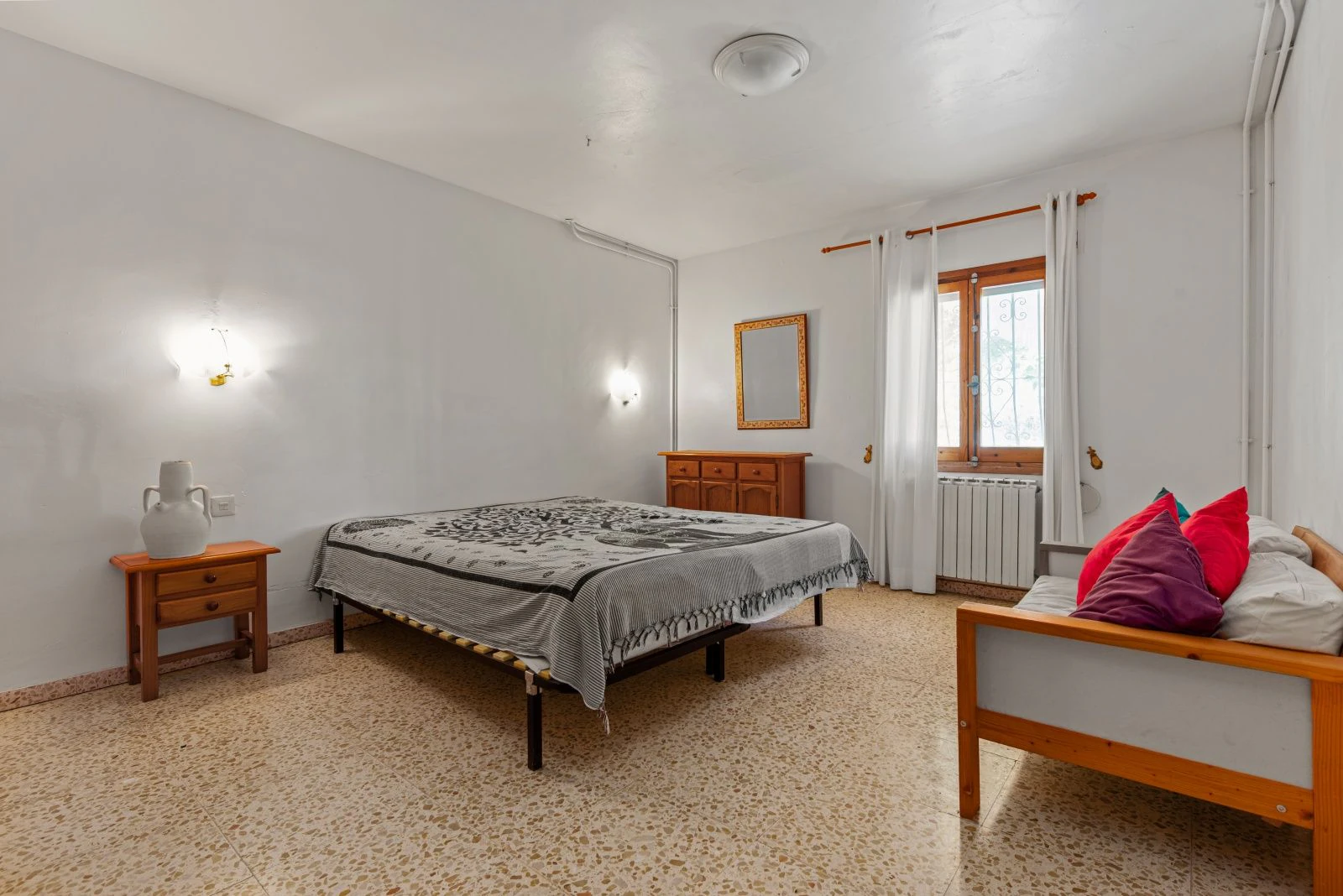 Villa con mucho potencial, privacidad, vistas abiertas y sol todo el día