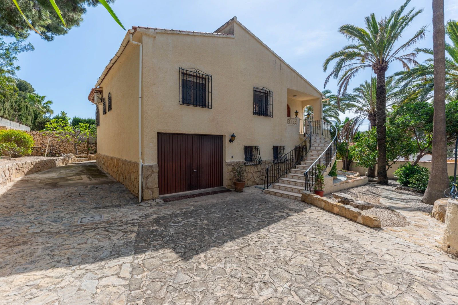Villa con mucho potencial, privacidad, vistas abiertas y sol todo el día