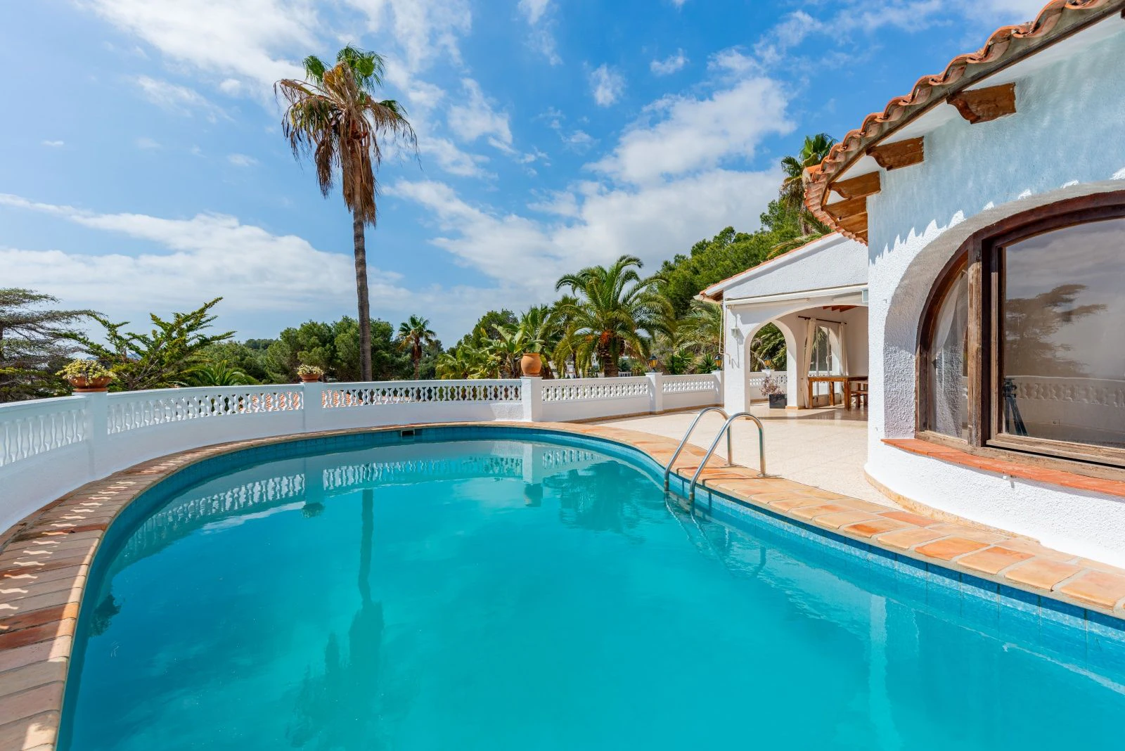 Villa con mucho potencial, privacidad, vistas abiertas y sol todo el día