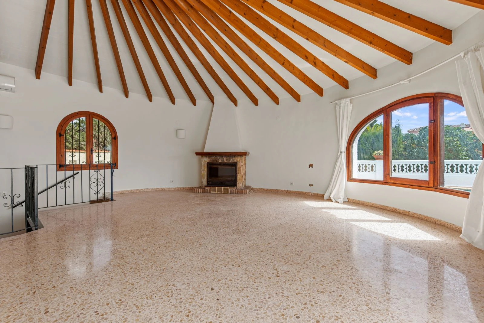 Villa con mucho potencial, privacidad, vistas abiertas y sol todo el día